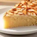fluffiger Marzipankuchen mit Mandeln - featured image