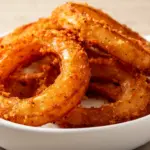 knusprige goldbraune Zwiebelringe - featured image