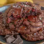 fudgy laktosefreie Schoko-Cookies - featured image